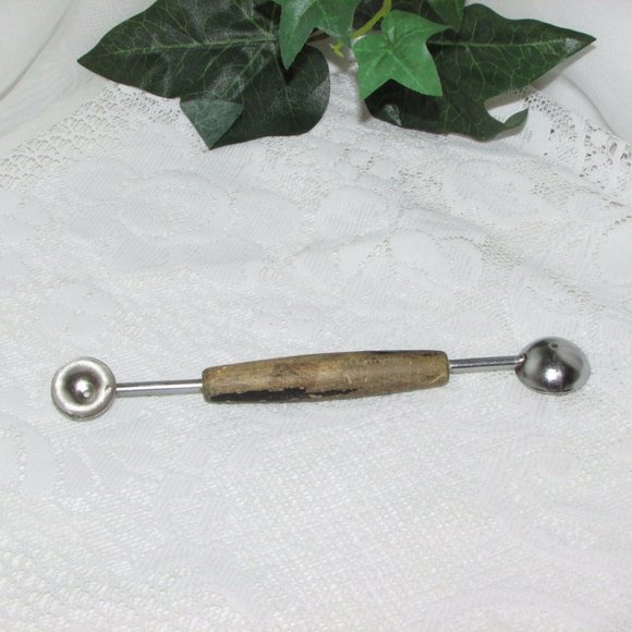 VINTAGE Garnishing Tool MELON BALLER Black Wood Handle Gadget Chippy Paint - Picture 2 of 4